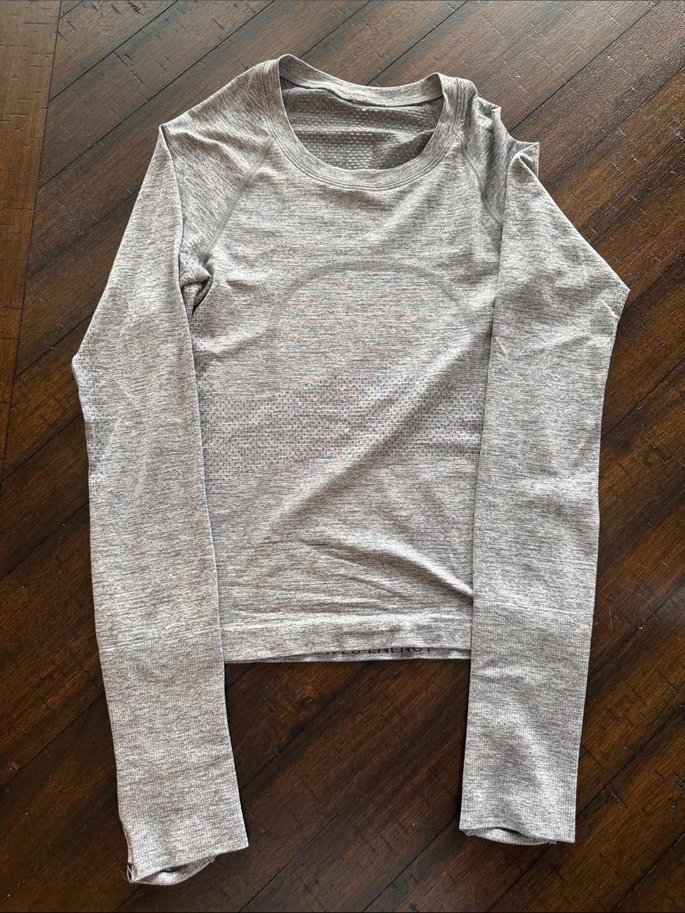 Lululemon Size 2 Swiftly Tech Long Sleeve 2.0 Hip Length in Gray